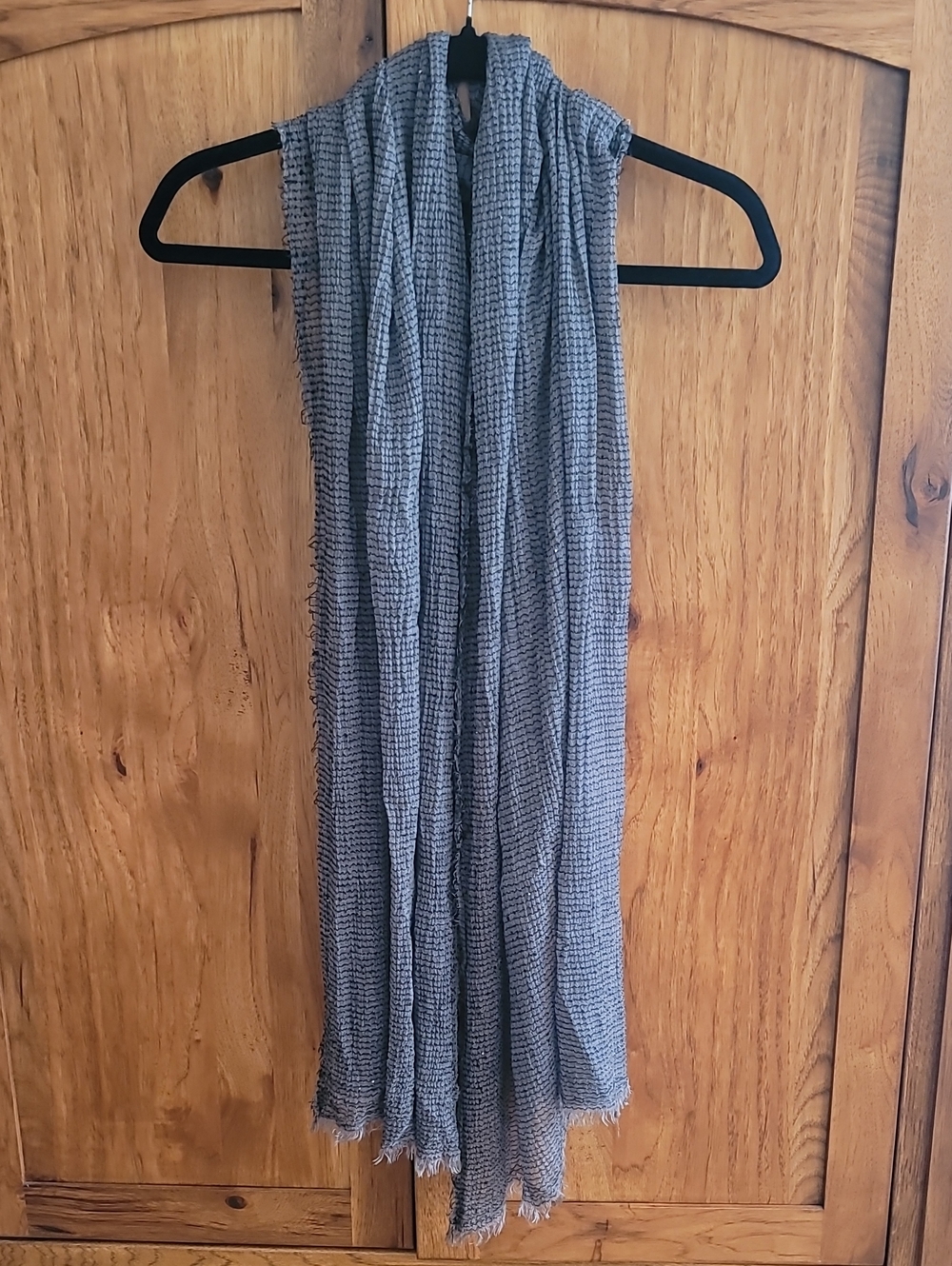 Scarf with shimmering details